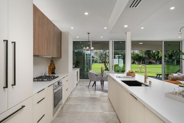 80 Lakeview Drive, Palm Springs, CA 92264
