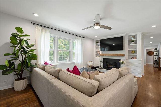 10004 Holly Street, Kansas City, MO 64114