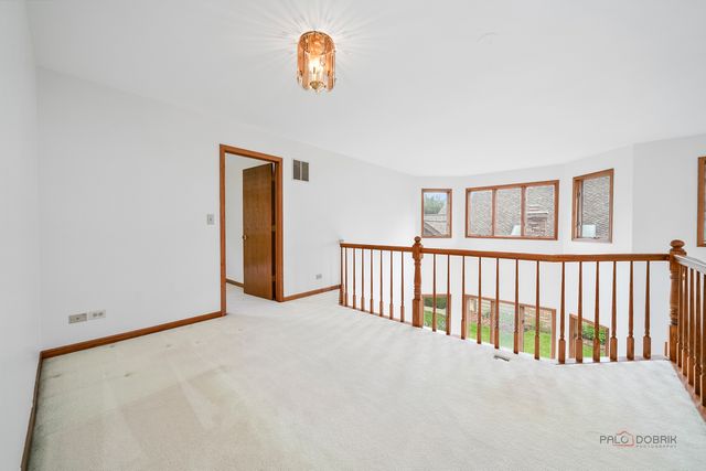 1902 Forest Creek Lane 1902, Libertyville, IL 60048