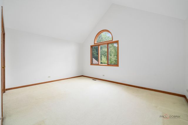 1902 Forest Creek Lane 1902, Libertyville, IL 60048