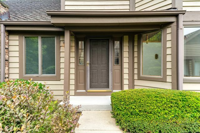 1902 Forest Creek Lane 1902, Libertyville, IL 60048