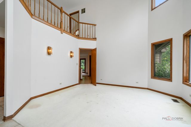 1902 Forest Creek Lane 1902, Libertyville, IL 60048
