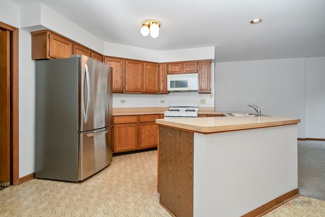 1902 Forest Creek Lane 1902, Libertyville, IL 60048
