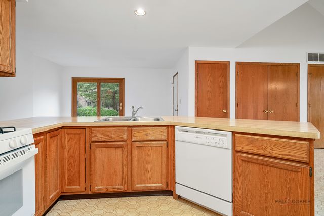 1902 Forest Creek Lane 1902, Libertyville, IL 60048