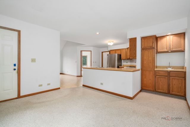 1902 Forest Creek Lane 1902, Libertyville, IL 60048