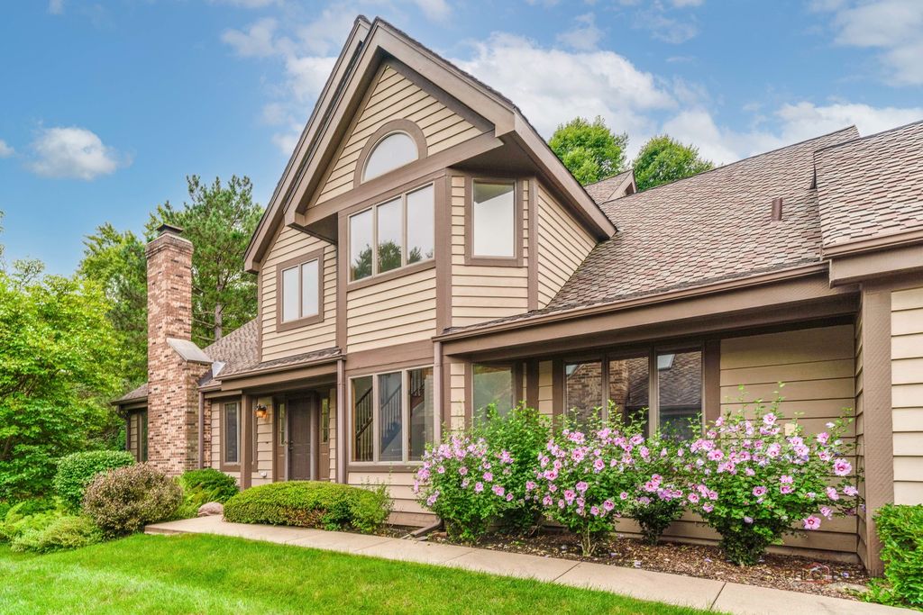1902 Forest Creek Lane 1902, Libertyville, IL 60048
