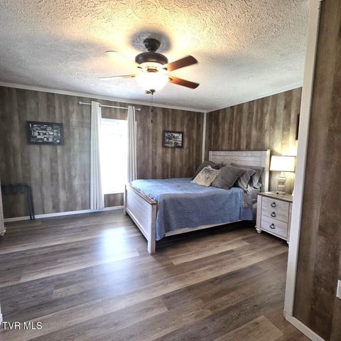 136 Highland Avenue, Glade Spring, VA 24340