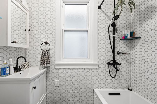 3036 N Kedzie Avenue, Chicago, IL 60618