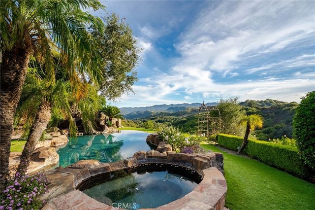 21004 Mendenhall Ct, Topanga, CA 90290