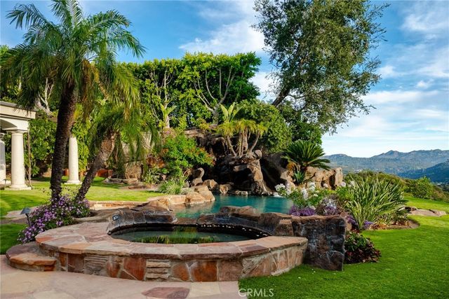 21004 Mendenhall Ct, Topanga, CA 90290