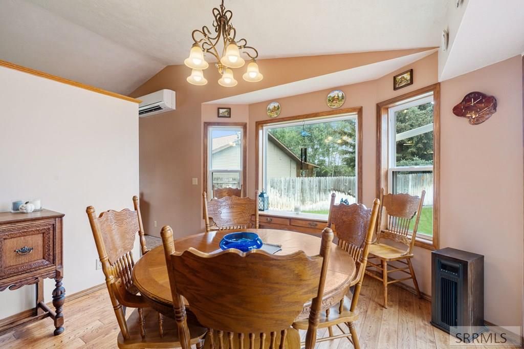 Image 12 of property listing at 977 W Plommon Circle, Idaho Falls, ID 83402