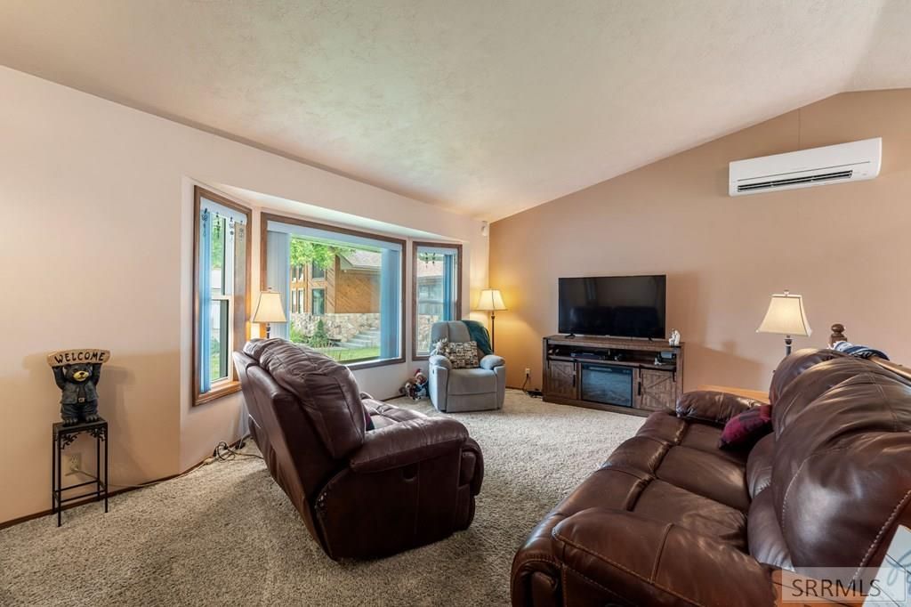Image 7 of property listing at 977 W Plommon Circle, Idaho Falls, ID 83402