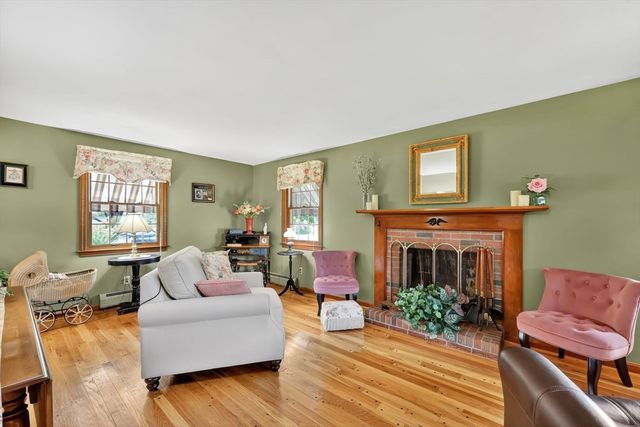 96 Roberta Cir, Agawam, MA 01001