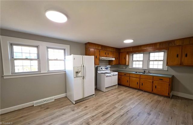 802 E Warren Avenue, Eden, NC 27288