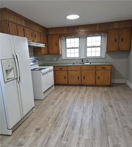 802 E Warren Avenue, Eden, NC 27288