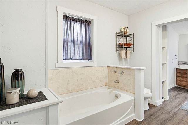 102 E Brookside Avenue, Akron, OH 44301