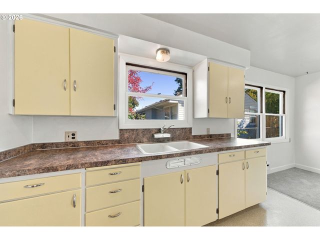 2526 E 20th St, Vancouver, WA 98661