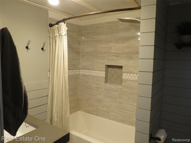 225 South Street, Fowlerville, MI 48836