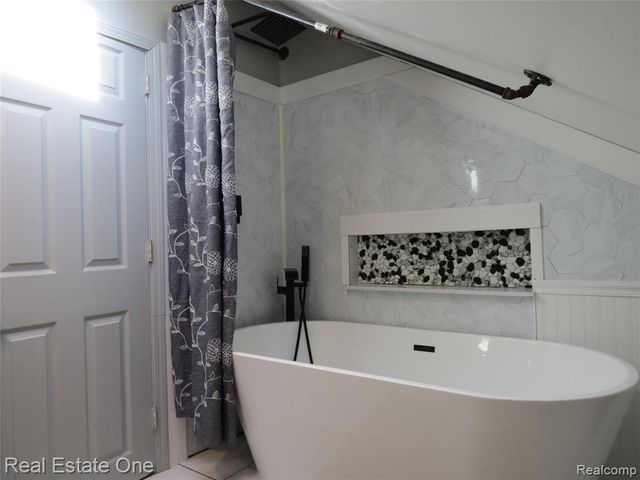 225 South Street, Fowlerville, MI 48836