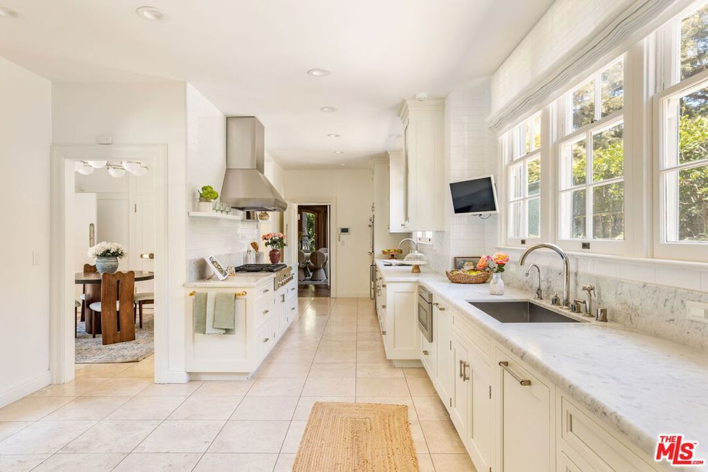 Image 17 of property listing at 612 Lorraine Boulevard, Los Angeles, CA 90005