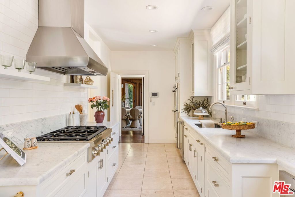 Image 18 of property listing at 612 Lorraine Boulevard, Los Angeles, CA 90005