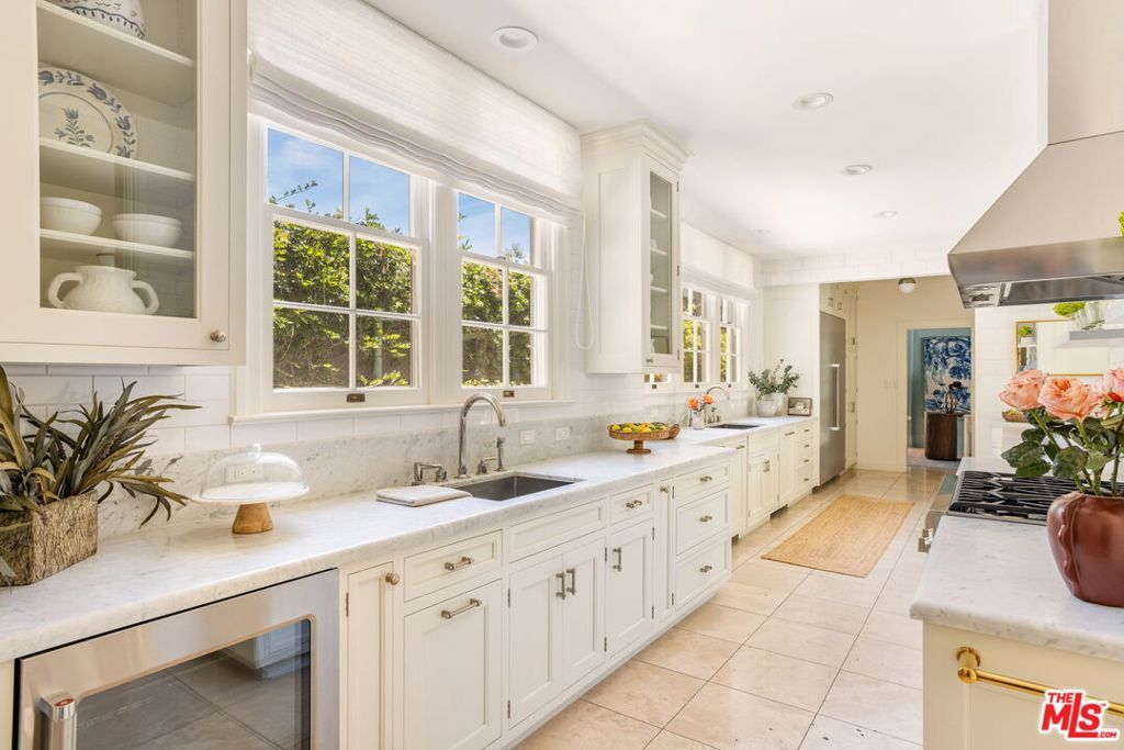 Image 19 of property listing at 612 Lorraine Boulevard, Los Angeles, CA 90005
