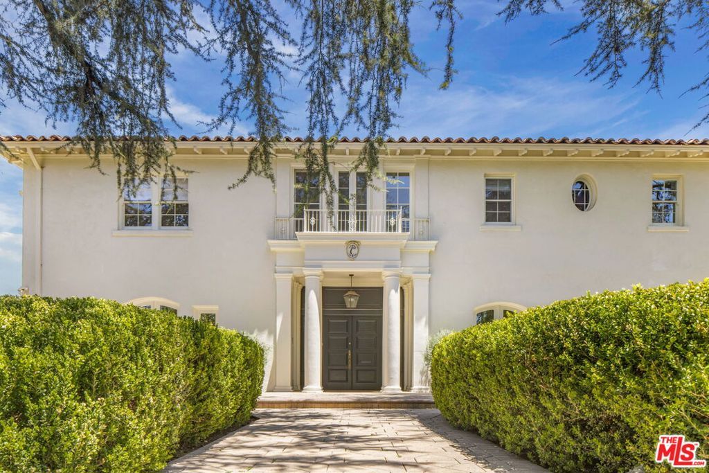 Image 2 of property listing at 612 Lorraine Boulevard, Los Angeles, CA 90005