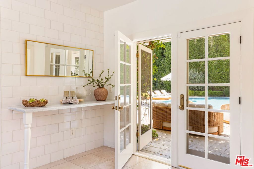 Image 20 of property listing at 612 Lorraine Boulevard, Los Angeles, CA 90005