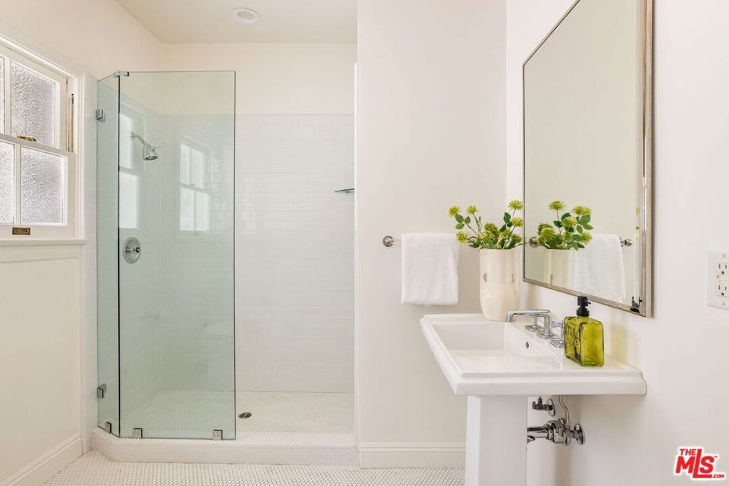 Image 24 of property listing at 612 Lorraine Boulevard, Los Angeles, CA 90005