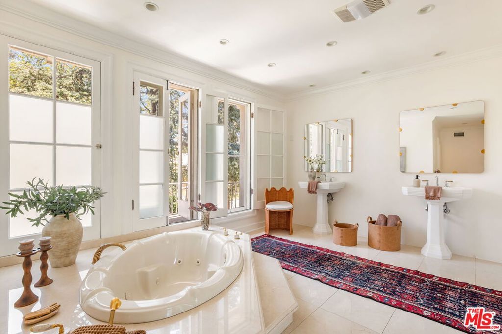 Image 29 of property listing at 612 Lorraine Boulevard, Los Angeles, CA 90005