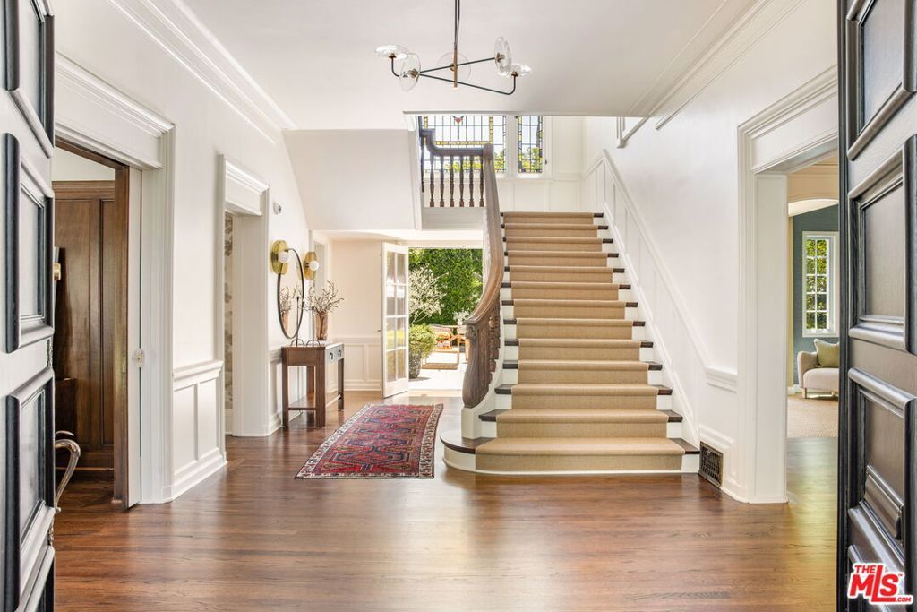 Image 3 of property listing at 612 Lorraine Boulevard, Los Angeles, CA 90005