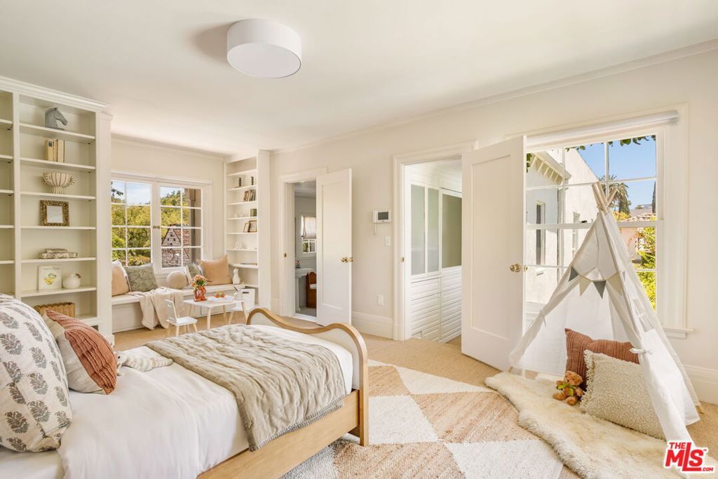 Image 31 of property listing at 612 Lorraine Boulevard, Los Angeles, CA 90005