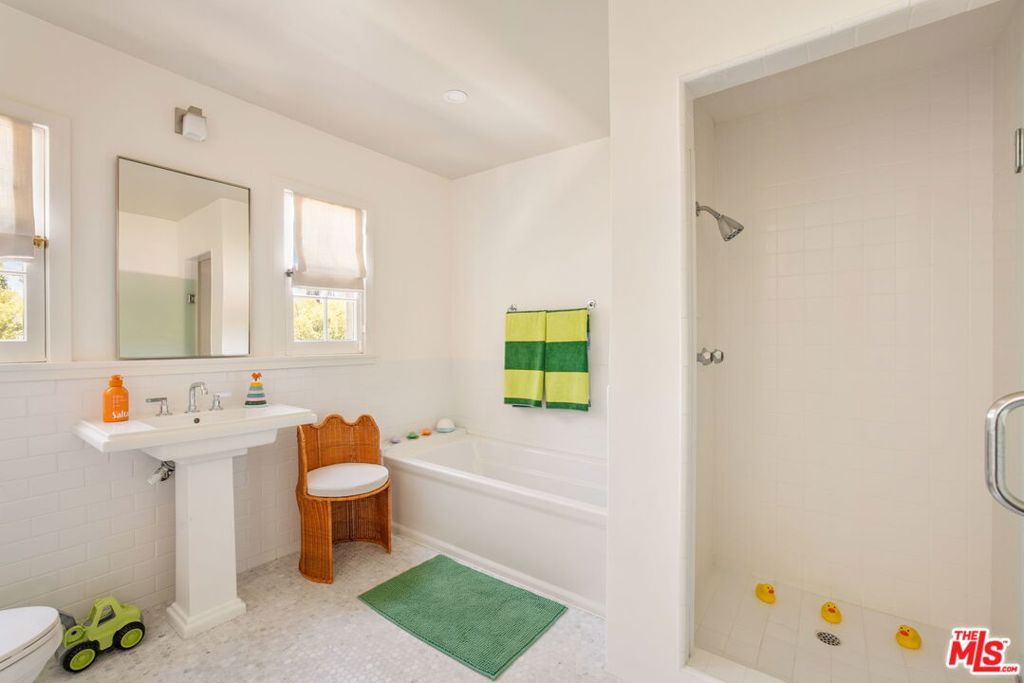 Image 32 of property listing at 612 Lorraine Boulevard, Los Angeles, CA 90005