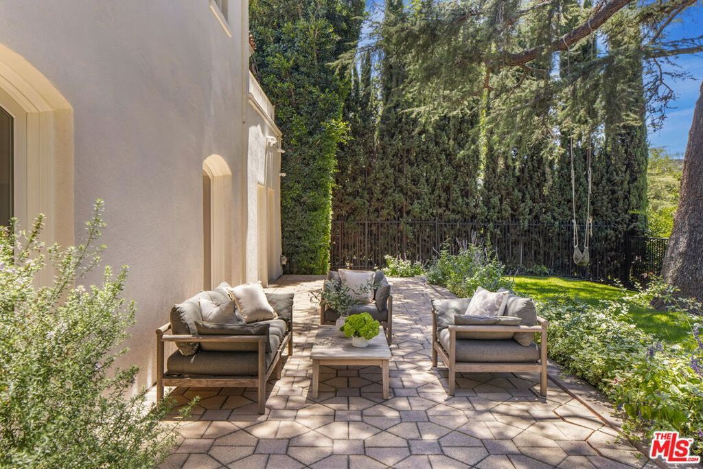 Image 43 of property listing at 612 Lorraine Boulevard, Los Angeles, CA 90005