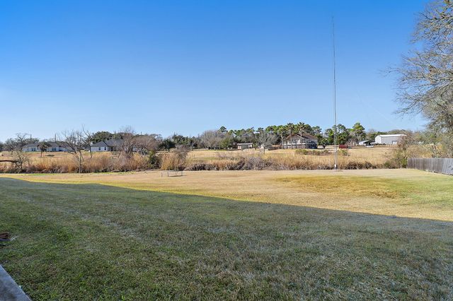 1306 Spring Branch Drive, Cove, TX 77523