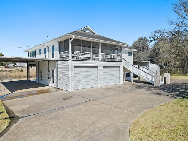 1306 Spring Branch Drive, Cove, TX 77523