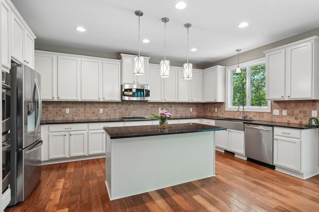 10601 Watersedge Lane, Woodbury, MN 55129