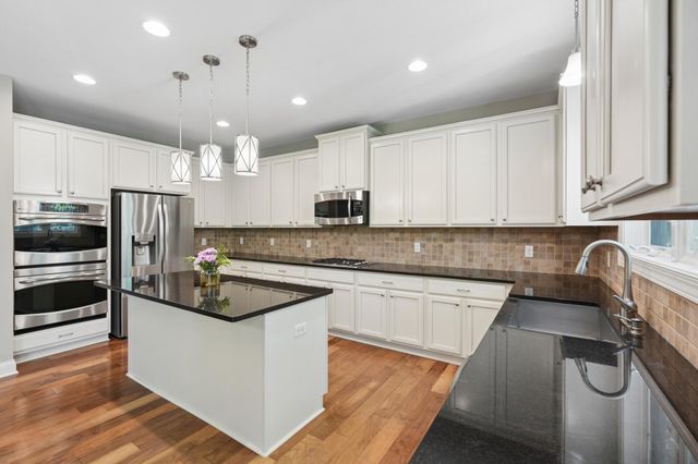 10601 Watersedge Lane, Woodbury, MN 55129