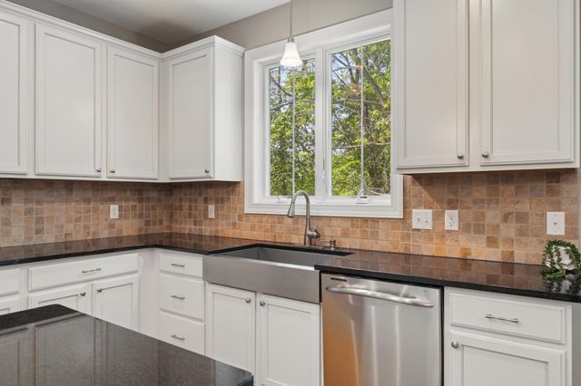 10601 Watersedge Lane, Woodbury, MN 55129