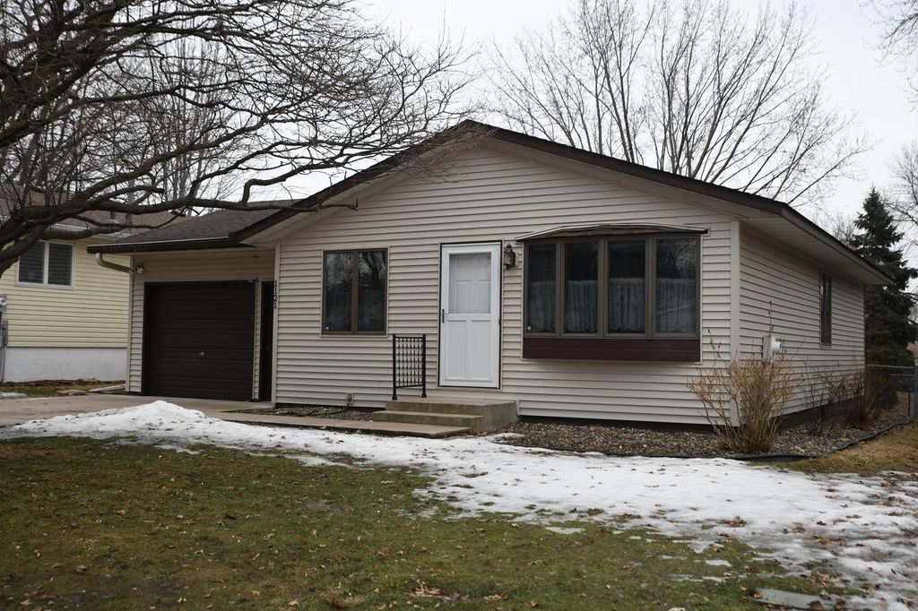 1121 4th Street W, Hastings, MN 55033