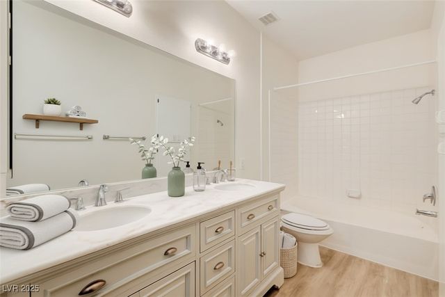 1900 North Torrey Pines Drive 221, Las Vegas, NV 89108