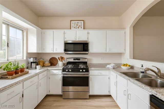 1900 North Torrey Pines Drive 221, Las Vegas, NV 89108