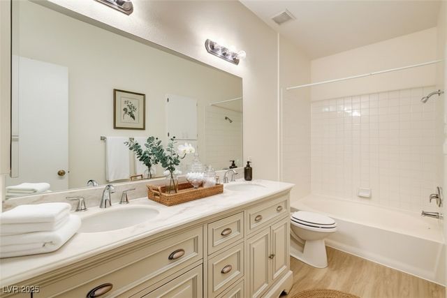 1900 North Torrey Pines Drive 221, Las Vegas, NV 89108