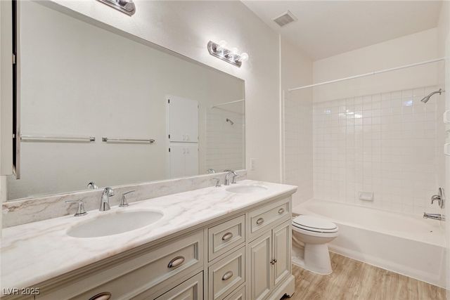 1900 North Torrey Pines Drive 221, Las Vegas, NV 89108