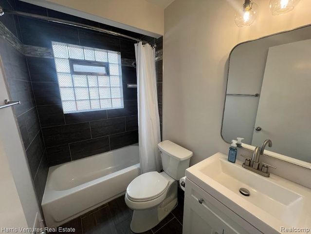 18536 Holland Avenue, Eastpointe, MI 48021