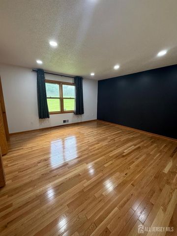 8 Teaberry Drive, Edison, NJ 08820