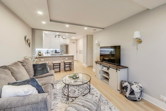 88 W Schiller Street 305L, Chicago, IL 60610