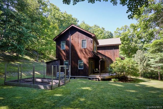 10 Dickman Farm Road, Red Hook, NY 12571