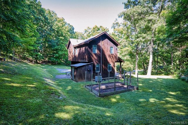 10 Dickman Farm Road, Red Hook, NY 12571