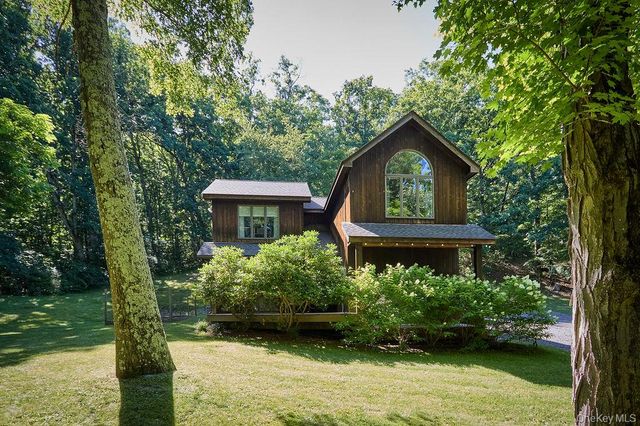 10 Dickman Farm Road, Red Hook, NY 12571